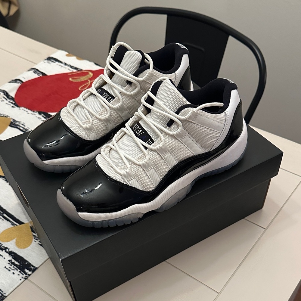 Jordan Retro 11 Concord Low Like New Size 5Y/6.5W